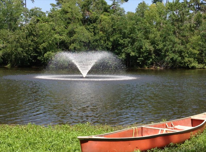 Bien choisir une fontaine flottante pour son étang - CanadianPond