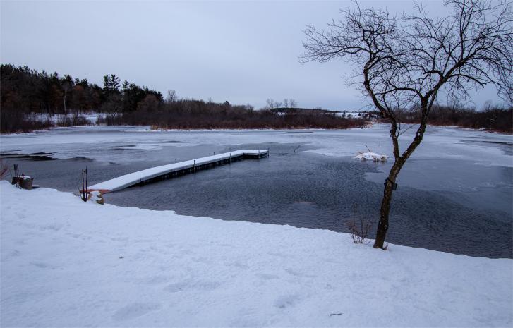Load image into Gallery viewer, Kasco De-icer in action for a residential dock
